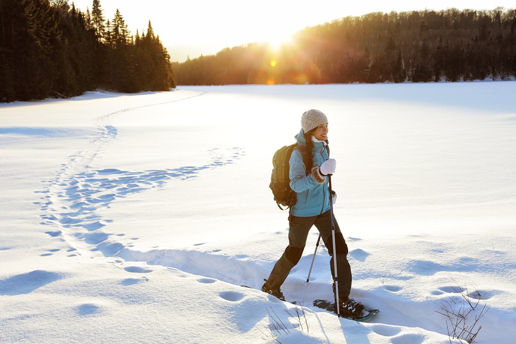 Faire une promenade en raquettes sur des lacs gelés